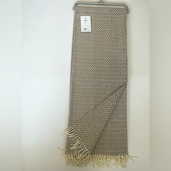 DOCOFIL WHITE THROW BLANKET WITH FRINGES - GEOMETRIC PATTERN - Picture 7 of 8